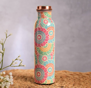 Bouteille d'eau en cuivre pur avec motif d'art tribal Warli imprimé en noir et blanc, design folklorique élégant - Product Image 2