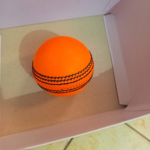Balles de cricket en cuir blanches, rouges et oranges, cousues, balles dures pour l'entraînement sportif, balle de cricket cousue à la main, classique - Product Image 5