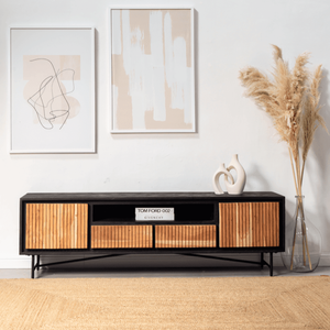 Mueble para TV Vandana Novara Sierra de Dos Puertas con Cuatro Cajones, Consola de Entretenimiento Moderna de Madera Maciza - Product Image 1