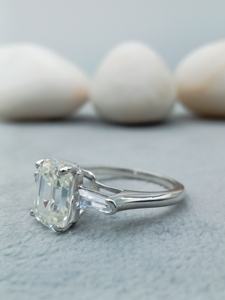 Anillo de Compromiso y Boda de Oro Sólido de 14k con Diamante Cultivado en Laboratorio de Corte Esmeralda de 2ct VVS/VS, Certificado por IGI - Product Image 2
