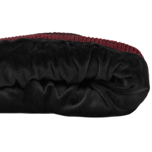 Gorro de punto de diseñador de moda 2026, color rojo vino intenso, forrado de satén, cálido para invierno, con parche de cuero personalizado, gorro liso, venta al por mayor - Product Image 4