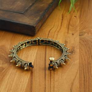 Bracelet réglable vintage en or antique de style tribal pour femmes |   Bracelet ethnique bohème tendance |   Bijoux de mode faits à la main - Product Image 2