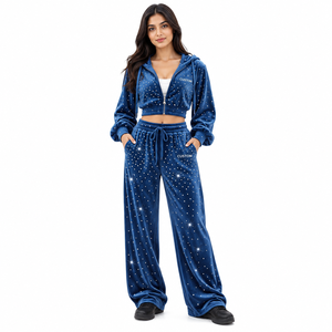 Ensemble de survêtement en velours bleu pour femme, personnalisé, avec strass, comprenant un sweat à capuche court zippé et un pantalon large, orné de diamants scintillants, deux pièces, vente en gros - Product Image 1