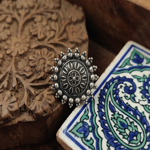 Divyoro Ornate Flower Brass & Copper Alloy Oxidized <b>Silver</b> Plated Classic Casual Women's <b>Toe</b> <b>Ring</b> - Product Image 2