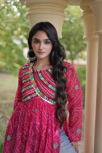 Haut en faux georgette brodé Bandhani avec patchwork, taille unique, longueur cheville, coupe ample, tenue traditionnelle pour femme, Inde - Product Image 2