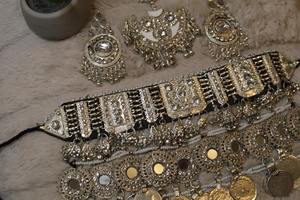 สร้อยคอเงินชนเผ่ากุจิอัฟกันแท้ ประดับด้วยงานกระจกทำมือและเหรียญห้อยแบบดั้งเดิม สไตล์วินเทจยิปซี - Product Image 5