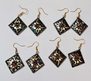 Boucles d'oreilles en laiton avec mosaïque métallique, style bohème et ethnique, pour femmes, pour les soirées, prix d'exportation depuis l'Inde GC-ER-509 - Product Image 1