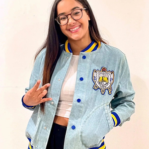 แจ็คเก็ตยีนส์ Sigma Gamma Rho แบบ Bomber สีน้ำเงินสั่งทำพิเศษ เสื้อแจ็คเก็ตยีนส์ลำลองสไตล์สตรีทแวร์ พร้อมปลายแขนและชายเสื้อแบบริบ OEM ODM - Product Image 1
