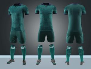 Tenue de football personnalisée pour homme – Kit vert à imprimé géométrique, manches courtes, polyester, anti-humidité, coupe athlétique, toutes saisons, pour équipe - Product Image 1
