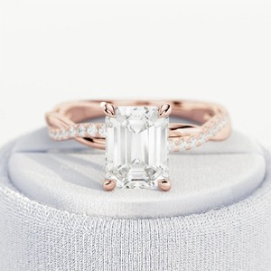 Bague de fiançailles en diamant de laboratoire taille émeraude 2,5 carats, pavé torsadé, certifiée IGI, clarté VVS, or, tendance, pour femme - Product Image 2
