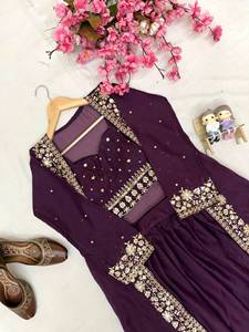 Ensemble prêt-à-porter de designer Jari, comprenant un lehenga en georgette à motifs étoiles avec broderie à sequins et un shrug en georgette à motifs étoiles, avec chemisier assorti. - Product Image 6
