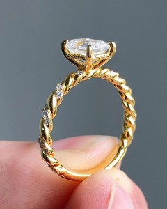 Élégante bague en or massif 14K plaqué or avec diamant taille émeraude de 1,50 carat, sertie de 4 griffes, style solitaire avec accent bande éternité, certifiée GRA - Product Image 2
