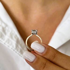 Anillo de Compromiso con Diamante Cultivado en Laboratorio de 2 Quilates, Corte Esmeralda, E VVS2, Halo Oculto, Ajuste Flush Fit, Anillo de Propuesta de Alta Gama, Certificado IGI - Product Image 3