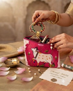 Bolsos de Mano de Algodón con Pintura Pichwai Hechos a Mano, de Lujo y Arte Etéreo, con Asa de Anillo Decorativa con Cuentas y Cierre Seguro, para Diwali, Venta al por Mayor - Product Image 2
