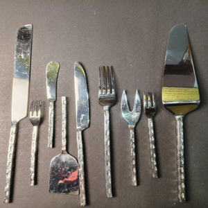 Ensemble de couverts en métal martelé artisanal de 9 pièces, acier inoxydable, couteaux et fourchettes de service spécialisés pour la restauration gastronomique - Product Image 6