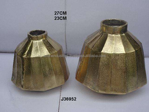 Florero de mesa moderno Florero de aluminio fundido Decoración de acabado áspero Florero Sala de estar Decoración para el hogar por Azora Industries - Product Image 3