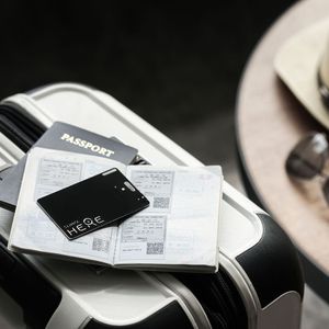 Dispositivo recargable de tarjeta localizadora ultrafina para billeteras y uso diario - Product Image 5