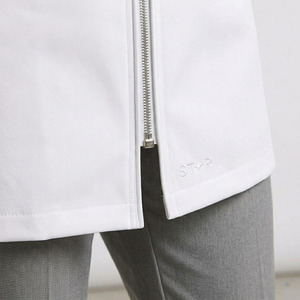 Blouse médicale pour femme en tissu sergé coton-polyester avec détection d'aiguilles - Uniforme d'hôpital pour médecins et infirmières, coupe classique - Product Image 4