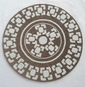 Set de table rond brodé à la main avec perles, motif floral sur fond noir, pour la décoration intérieure et la broderie au point de croix - Product Image 4