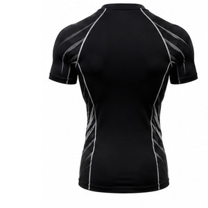 Camiseta de compresión transpirable con tecnología de tejido avanzada que absorbe eficientemente la humedad, garantizando una experiencia cómoda. - Product Image 2