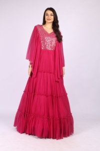 Collection de vêtements de créateurs modernes, robe longue à col en V pour femmes, plissée avec travail de miroir, conçue pour les passionnées de mode - Product Image 5