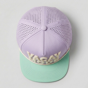 Gorra de golf premium de 5 paneles con visera plana, cierre a presión, perforaciones cortadas a láser, bordado 3D en relieve, fabricante OEM ODM, MOQ bajo - Product Image 3