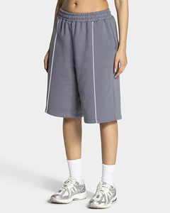 Shorts Bermuda Gris pour Femmes avec Ligne Contrastante, Poches, Taille Élastique, Tissu Respirant et Doux de Haute Qualité, Fabrication OEM ODM - Product Image 5