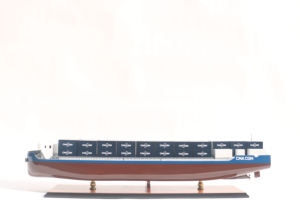 Maqueta de Buque Portacontenedores de Madera Hecha a Mano - Réplica a Escala de Buque de Carga Comercial, Decoración de Escritorio, Contenedor CMA CGM - Product Image 2