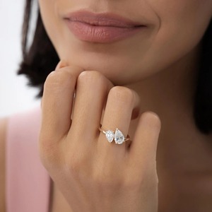 Anillo de compromiso Toi et Moi de dos piedras con diamante cultivado en laboratorio de corte pera de 2.05 quilates, diseño sofisticado y atemporal, oro de 14 quilates - Product Image 3