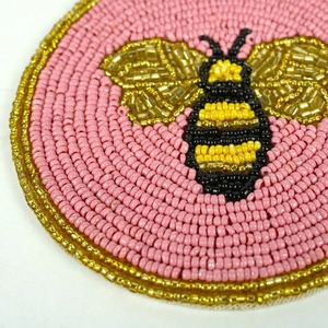 Posavasos Redondos de Vidrio con Cuentas Hechos a Mano, Diseño de Abeja Rosa, Resistentes al Calor, Antideslizantes, Bonitas Decoraciones para Mesa - Product Image 3