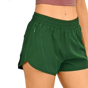 Shorts de sport pour femmes OEM à taille haute, noirs, en tricot extensible à séchage rapide, avec design drapé et taille élastique - Product Image 5