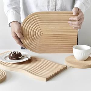 Plateau décoratif en bois de hêtre, forme irrégulière, design abstrait à ondulations, plateau minimaliste pour table de salle à manger - Product Image 3