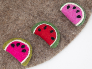 Rodajas de sandía de fieltro de lana hechas a mano al por mayor para manualidades infantiles y proyectos de bricolaje - Product Image 3