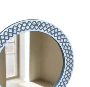 Miroir décoratif rond artisanal professionnel en nacre naturelle, motif capiz, pour intérieur - Product Image 3