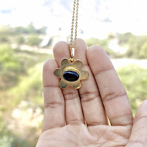 Collar minimalista con colgante floral de ónix negro ovalado, cadena con textura cepillada y chapado en oro de 18k. - Product Image 6