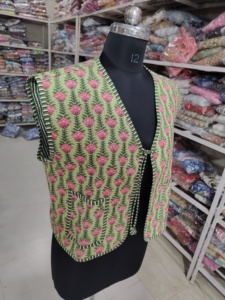 Chaleco de Algodón con Estampado Floral para Mujer, Cuello en V, Sin Mangas, con Lazos, Diseño de Bolsillos con Parches, Color Verde y Rosa, Temporada de Primavera, REGALO - Product Image 2