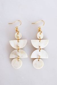 Boucles d'oreilles en corne de buffle polies à la main, matériau naturel unique, bijoux de mode légers, boucles d'oreilles tendance - Product Image 6