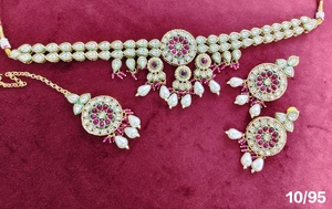 ชุดสร้อยคอคุณภาพพรีเมียมแบบ Kundan พร้อมต่างหูและเครื่องประดับศีรษะแบบ Maang Tikka ชุบทอง สำหรับเจ้าสาว เครื่องประดับงานแต่งงานแบบอินเดียดั้งเดิมประดับมุก - Product Image 3