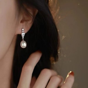 Pendientes Colgantes de Perlas de Agua Dulce en Forma de Arroz de 9-10 mm, Diseño Versátil, Pequeño, Fresco y Simple con Ligeras Imperfecciones - Product Image 4