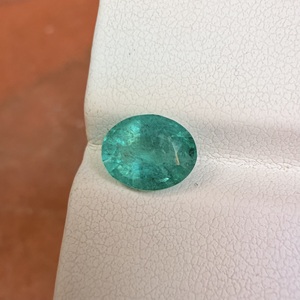 Piedra Preciosa de Esmeralda Zambiana Natural de 1.60 Quilates, Corte Ovalado Verde Intenso, Facetada, Suelta, para Joyería - Product Image 1