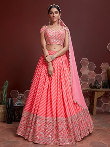 Robe de demoiselle d'honneur rose à épaules dénudées, ornée de perles, avec jupe en organza et dupatta - Product Image 2