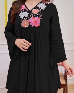 ชุดเซ็ตสองชิ้นสำหรับผู้หญิง ผ้าจอร์เจตต์แท้ ทรงขากว้าง ดีไซน์ปักลายอย่างประณีต เพื่อความสบายและสง่างาม ผลิตจากโพลีเอสเตอร์ - Product Image 3