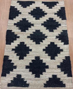 Alfombra Geométrica Kilim Rectangular Negra y Beige de Tejido Plano de Lana y Acrílico para Sala de Estar, Antideslizante con Base de Yute - Product Image 1