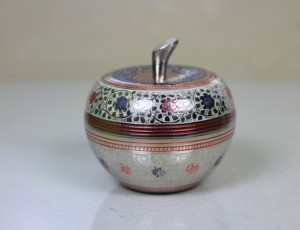 Caja de Almacenamiento Decorativa Hecha a Mano en Forma de Manzana de Latón con Tapa, Caja de Regalo de Metal para Joyas y Dulces - Product Image 4