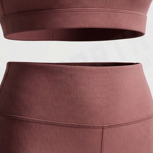 Ensemble de sport sans couture pour femme : Crop top, soutien-gorge de sport et tenue de yoga durable - Product Image 5