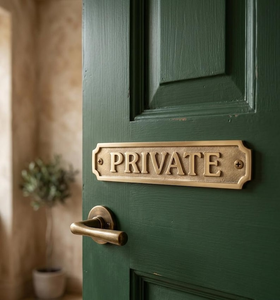 Plaque de porte décorative vintage en métal avec lettres en relief pour salle de bain, maison, hôtel, ferme - Product Image 1