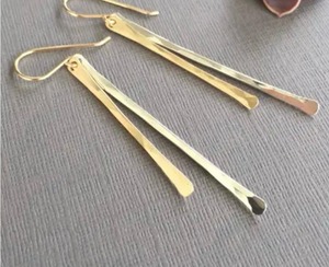 ต่างหูทองเหลืองคุณภาพเยี่ยมสำหรับสุภาพสตรี ดีไซน์ทันสมัย น้ำหนักเบา เหมาะสำหรับแฟชั่นประจำวันและการเดินทาง มีจำหน่ายแล้ว - Product Image 5