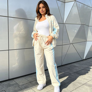 Conjunto Deportivo Cortavientos Personalizado de Alta Calidad con Bloques de Color en Poliéster y Nailon con Cierre para Mujer - Product Image 2