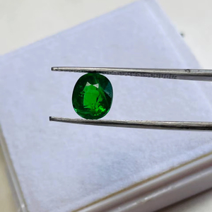 พลอยทซาโวไรต์ทรงคุชชั่น น้ำหนัก 2.55 กะรัต คุณภาพระดับ AAA พร้อมความเงางามระดับ AAA และสีเขียวสดใส ตัดและขัดเงาอย่างสมบูรณ์แบบ - Product Image 3