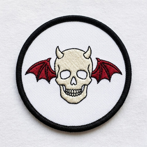 Parche bordado a máquina de tela redondo con diseño de calavera de diablo y alas rojas, personalizado, al por mayor, termoadhesivo para ropa, chaquetas, bolsos y decoraciones - Product Image 1